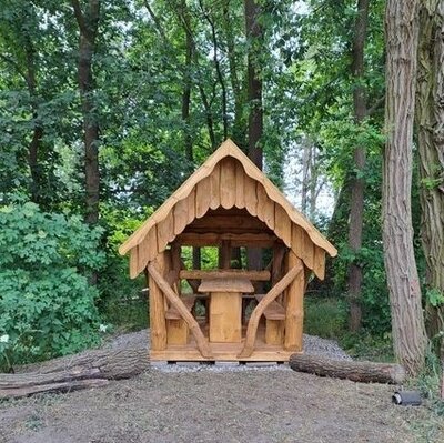 Es ist vollbracht: Neue Hütte für den Rastplatz in Zinndorf (Bild vergrößern)
