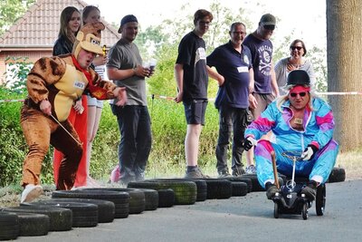 Foto zur Meldung: Das Schmalenseer Bobbycar-Rennen ist das neue Ringreiten
