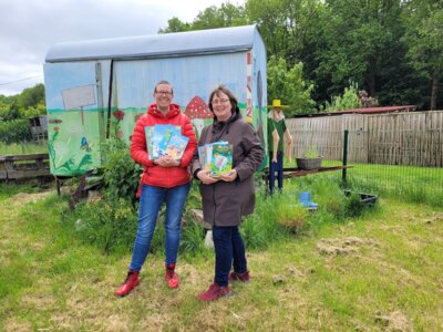 Bücher für Leseanfänger im Gemeinschaftsgarten der Kleingartenanlage „Lönsweg“ übergeben