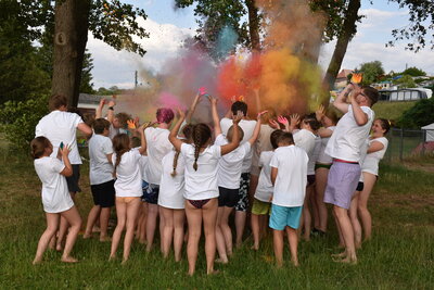 Stadt Perleberg | Das Holi-Fest im Ferienlager ist jedes Jahr ein Highlight.