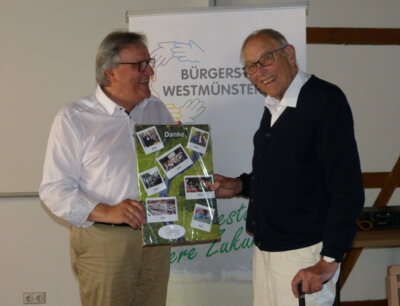 Werner Kramer (links) hat die Nachfolge von Alfons Klaas als Vorsitzender des Stiftungsrates angetreten. Er dankte seinem Vorgänger für sein fast zwei Jahrzehnte umfassendes Engagement für die Bürgerstiftung Westmünsterland.  Foto: Bürgerstiftung WML