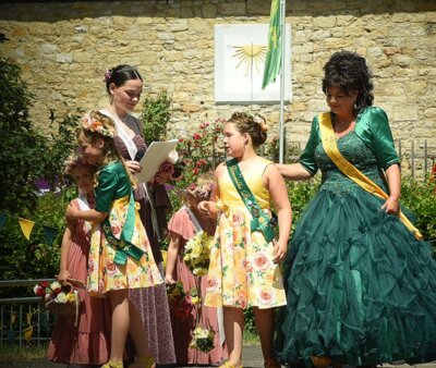 Rosenköniginnen Jana und Merritt mit ihren Blumenkindern Pia, Enni-Lou, Lisa und Freya (Bild vergrößern)