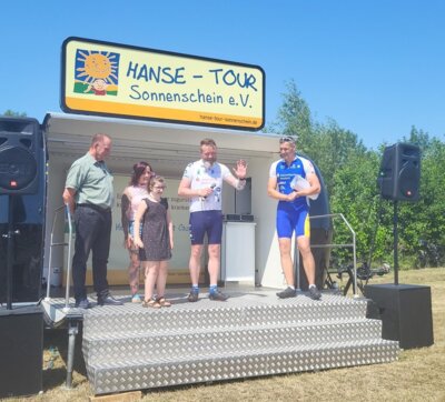 Foto zur Meldung: Hohe Spendensumme an die Hanse-Tour Sonnenschein übergeben