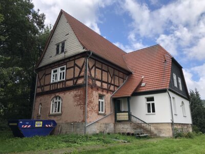 Ehemaliges Pfarrhaus in Buhla auf der Zielgeraden (Bild vergrößern)