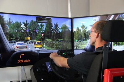 Foto zur Meldung: Blaulichtfahrt ohne Stress und Gefahr -  Rosenheimer Feuerwehrleute üben im Simulator