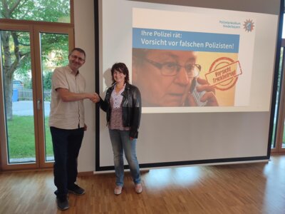 Maximilian Cerny-Probst bedankt sich bei Karin Przewloka von der Polizeiinspektion Viechtach für den interessanten Vortrag.