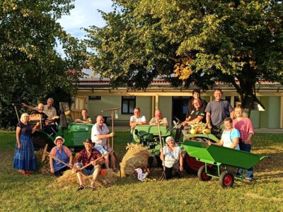 Das Festkomitee des Erntedankfestes 2023 in Groß Oßnig mit den Beteiligten aus Groß Döbbern, Klein Döbbern und Groß Oßnig. (Bild vergrößern)