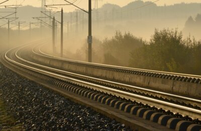 Foto zur Meldung: Schienenschleifarbeiten zwischen den Bahnhöfen Blankenfelde-Mahlow und Rückersdorf
