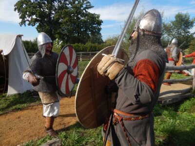 Zwei Krieger in voller Kampfausrüstung des slawischen Mittelalters stehen sich gegenüber. Foto: Bernd Choritz