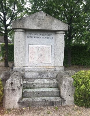 Markt saniert Kriegerdenkmal: Fehlende Namen auf dem Kriegerdenkmal am Friedhof in Schwarzhofen könne ergänzt werden