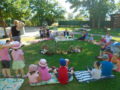 Beim  großen Kita-Morgenkreis präsentierten die Kinder stolz ihre Erntekörbchen.