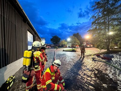 Foto zur Meldung: Gemeinschaftsübung mit der Feuerwehr Uetersen