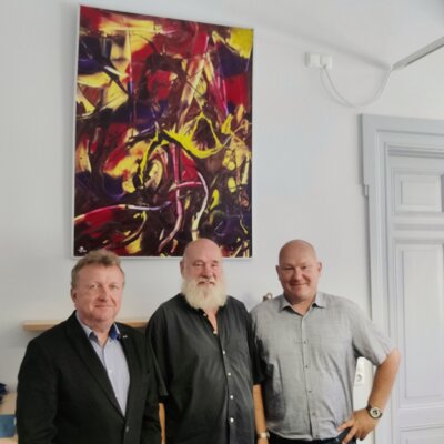 v.l.n.r. Fred Menge, Vorsitzender der VG Kranichfeld; Stefan Bachmann, Künstler; Jörg Bauer, Bürgermeister der Stadt Kranichfeld (Bild vergrößern)