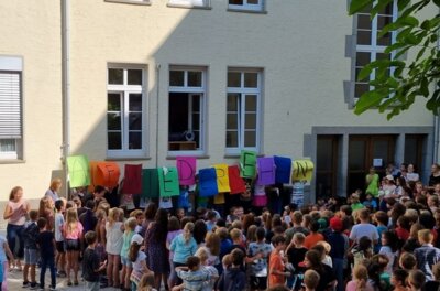 Viertklässler verabschieden sich und wir wünschen schöne Sommerferien (Bild vergrößern)