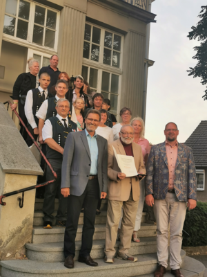 Foto zur Meldung: Ein besonderer Tag in Sommersdorf: „Senior“ Dr. Eckehart Beichler erhält Ehrennadel des Landes Sachsen-Anhalt