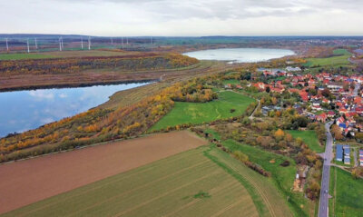 Blick auf den noch geteilten Lappwaldee mit den Anrainern Harbke (rechts) und Helmstedt (Hintergrund). Die Idee einer begehbaren Röhre erst über, später unter Wasser wird als nicht abwegig betrachtet. Foto: Ronny Schoof