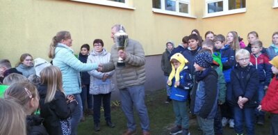 Foto zur Meldung: Moormeilenpokal verbleibt an der Elbtalgrundschule