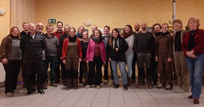 Die 20 glücklichen Baumwartekurs-AbsolventInnen mit der Vorrsitzenden des LPV Göttingen Bärbel Diebel-Geries (im Bild rechts) (Bild vergrößern)