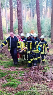 Foto zur Meldung: Feuerwehr rettet verletzten Mann aus Waldstück bei Lanzingen
