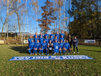 Foto zur Meldung: Neue Trikots für die Fußballer des TSV Kusey mit Unterstützung der Volksbank