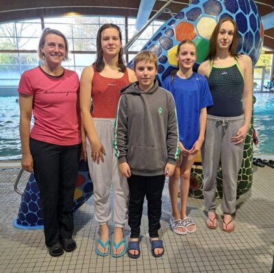 Die erfolgreichen Schwimmer:innen von links nach rechts Kai Maaß – Hermine Lorenz – Thore Schumann- Charlotte Kerkmann – Ella Schildmann