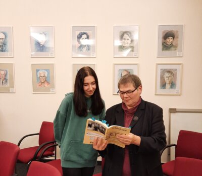 Foto zur Meldung: Förderkreis Roederhof spendet Bücher der Reihe „Schicksale“ an unsere Oberschule