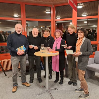 Von links: Wolfgang Mach, Eberhard Luedecke, Ingrid Koch, Roswitha Stumpp, Judith Tinnacher (Büchereileiterin) und Angelika Banzhaf. Foto: Signatur