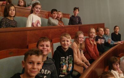 Foto zur Meldung: Theaterfahrt der Hollstädter Schulkinder in das Staatstheater Meiningen