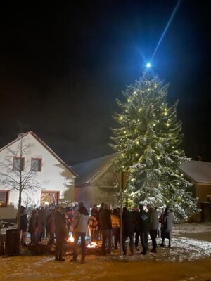 Beim Lichterfest in Ruben/Rubyn wurde der Weihnachtsbaum zum Leuchten gebracht. (Bild vergr&ouml;&szlig;ern)
