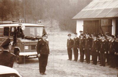 Wehrführer Hermann Heiden und die Feuerwehr erhalten 1974 ein Fahrzeug