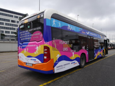 Ein neuer Bus weist auf den Sportkreis Wiesbaden hin (Bild vergrößern)
