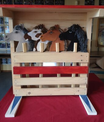Foto zur Meldung: Ein Pferdestall 🐎 in der Schule - was für ein Geschenk!!!