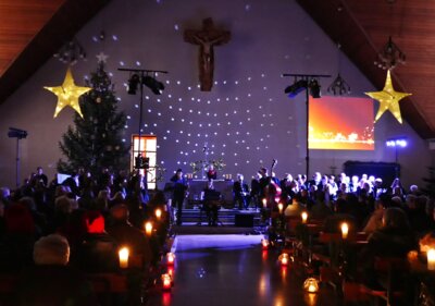 Vorschaubild zur Meldung: Vorweihnachtliches Konzert des MGV Frohsinn Helmstadt  -  Sterne tragen Wünsche empor