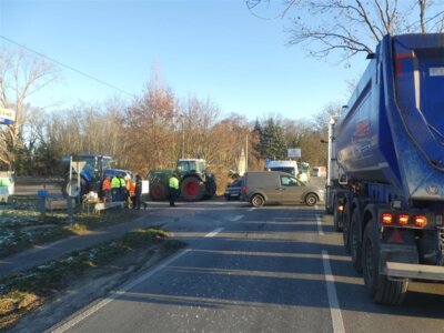 Verkehrsblockade auch in Sieversdorf (Bild vergrößern)