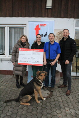 von links: Elena Heinz, Tierheimleiterin Nadja Röder, Tierartz Martin Hofmann mit Hund lucky, Alex Heinz