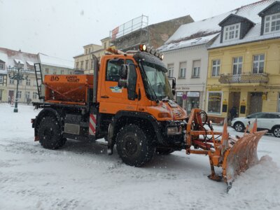 Foto zur Meldung: Winterdienst der Rolandstadt Perleberg im Großeinsatz