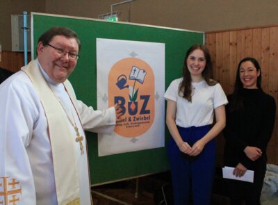Pfarrer Henkel mit der jungen Designerin Sophia Mayr und Fachoberlehrerin Yasmine Rauh (rechts) (Bild vergrößern)