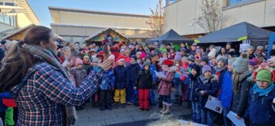 Meldung: Schüler singen auf dem Weihnachtsmarkt und auf dem Seniorennachmittag