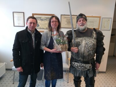 Foto zur Meldung: Bürgermeister Axel Schmidt gratuliert Antje Wegner zu ihrem Betriebsjubiläum