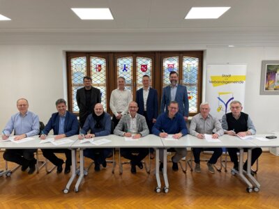 Foto: Die sechs Ortsbürgermeister aus der Verbandsgemeinde Konz mit Vertretern der VG-Verwaltung, Westconnect, Westenergie und Westnetz bei der Vertragsunterzeichnung (Bild vergrößern)