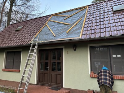 Foto zur Meldung: Reparatur Dach Schützenhaus - Dachziegel abzugeben
