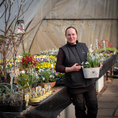 Valeska Balzer, die Leiterin der Waldgärtnerei freut sich auf viele Kundinnen und Kunden in dieser Gartensaison.