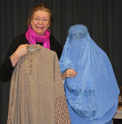Ungewöhnlicher Anblick: Frau in Burka beim Evangelischen Gemeindeverein. Foto: Henkel (Bild vergrößern)