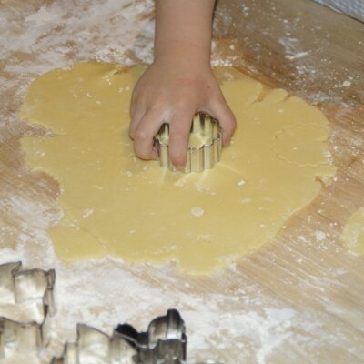 Meldung: Backen für eine bessere Zukunft: Weihnachtsbäckerei mit Kindern