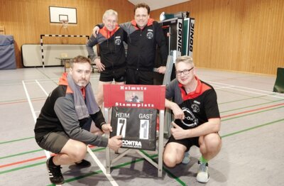 Foto zur Meldung: Tischtennis: Saisonfinale gelungen – SVS-Team widmet Helmut Siebke den Erfolg