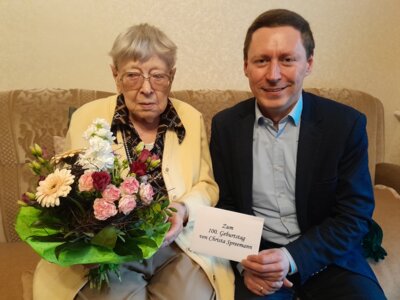 Foto zur Meldung: Bürgermeister Axel Schmidt gratuliert Christa Spreemann zum 100. Geburtstag