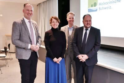 Die Landräte Björn Demmin (v.li.), Jan Peter Schröder und Timo Gaarz mit Stephanie Fahnemann