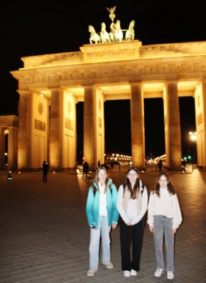 Unsere Konfirmandinnen vor dem Brandenburger Tor (Bild vergrößern)