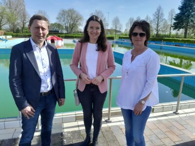 Foto zu Meldung: Bundestagsabgeordnete Wiebke Papenbrock besucht Perleberger Schwimmbad