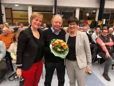 Nina Freudenthal (links) und Katja Oldenburg-Schmidt verabschieden den ehemaligen zweiten Vorsitzenden Walter Tibke. Foto: Bürgerverein (Bild vergrößern)